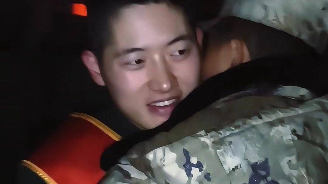 清风不知离别意，红花作伴抚泪痕