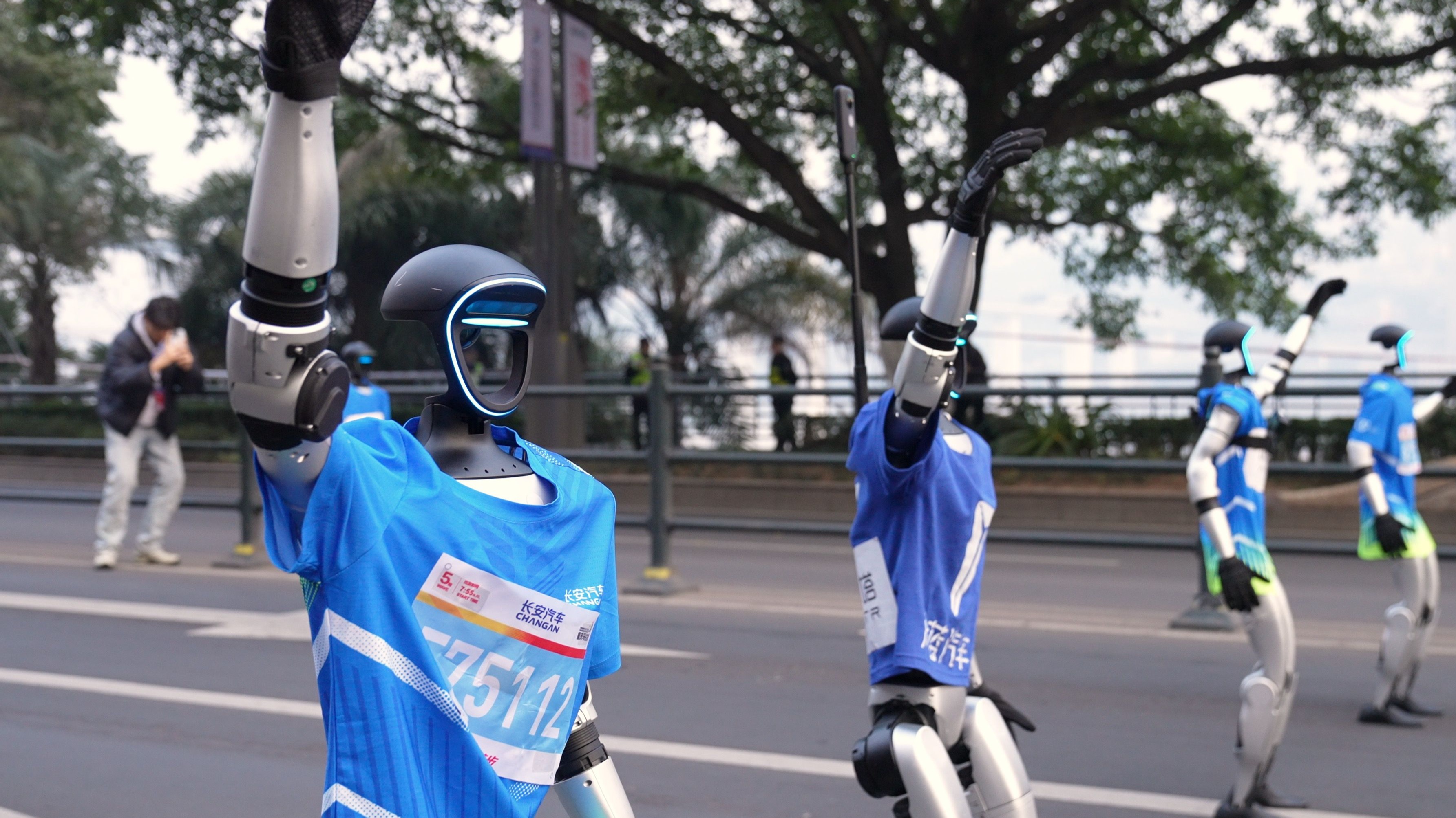 起猛了！机器人踏上重庆马拉松赛道