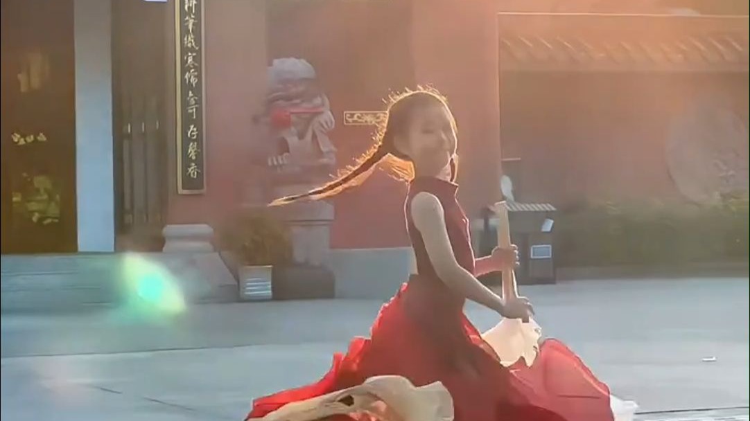 太美了！8岁女孩夕阳下舞扇，光影交织间尽情挥洒自信。网友：朝气