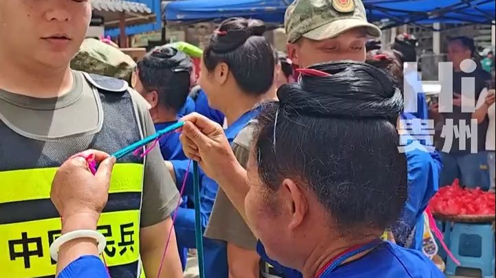贵州榕江首批救援队伍撤离 侗族阿姨为救援队送鞋垫 “来时让