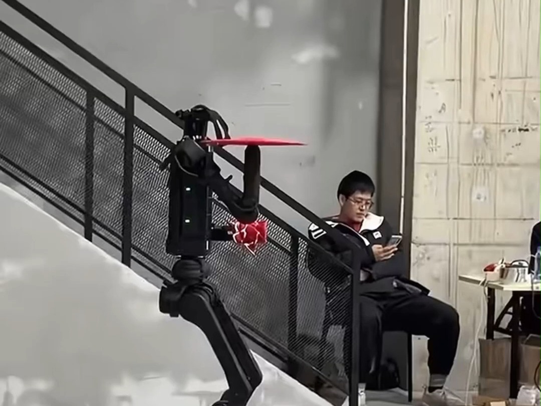 国产人型机器人春晚后台排练太炸裂了，将手绢抛出去又接回来，网