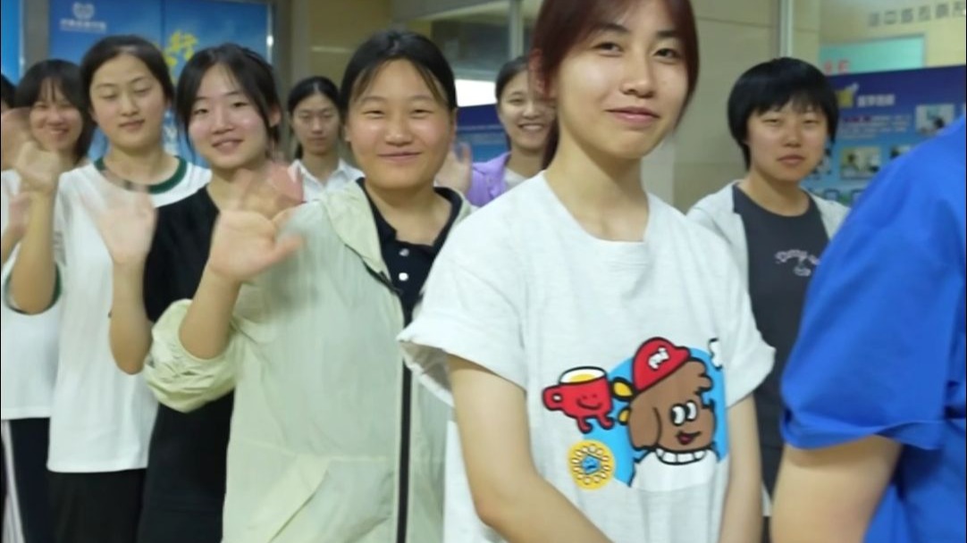 什么样的女生，会想要当飞行员呢？来招飞现场看看↑
