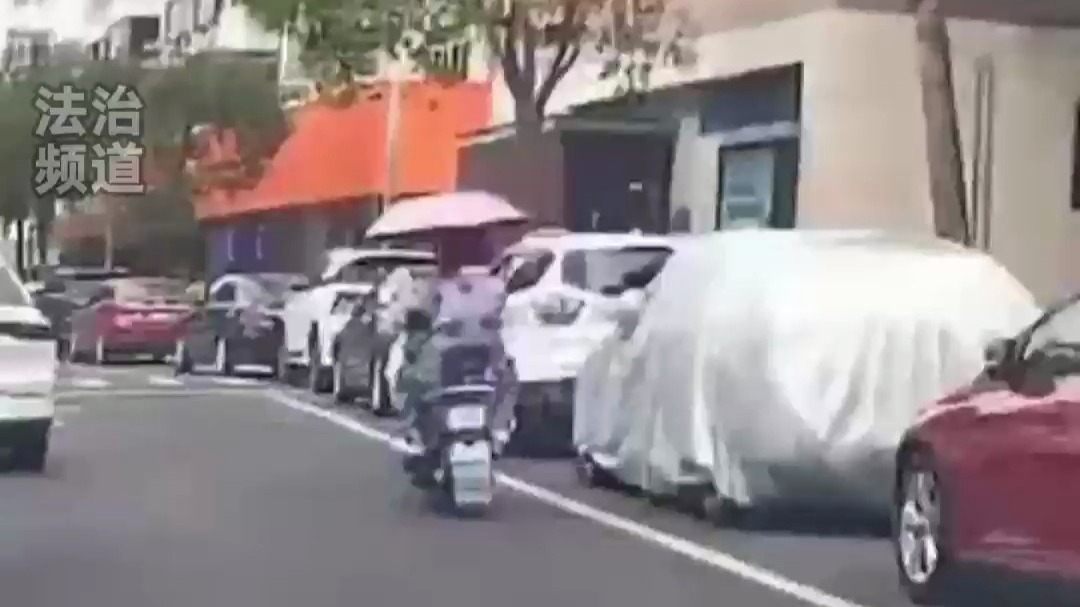 老两口骑车途中拌嘴 急到停车“互殴” 打到中途发现堵车立马