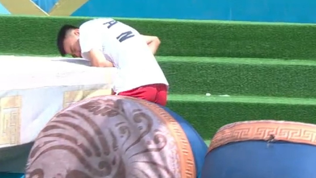 选手闯关途中上演折返跑