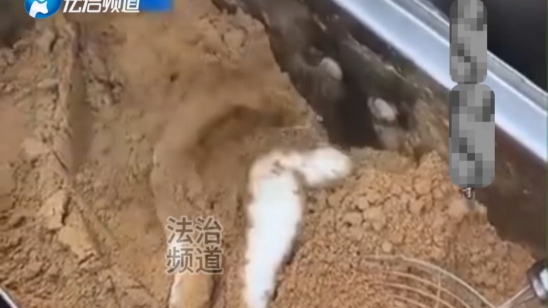 顾客买小糍粑要求老板不要切断 ，  老板:我给你盘起来 趁热吃