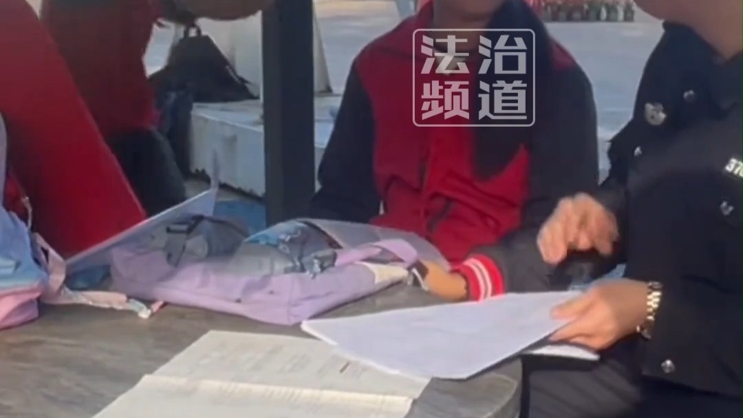 边境派出所变放学娃第二个家，家长送横幅：嘎嘎放心
