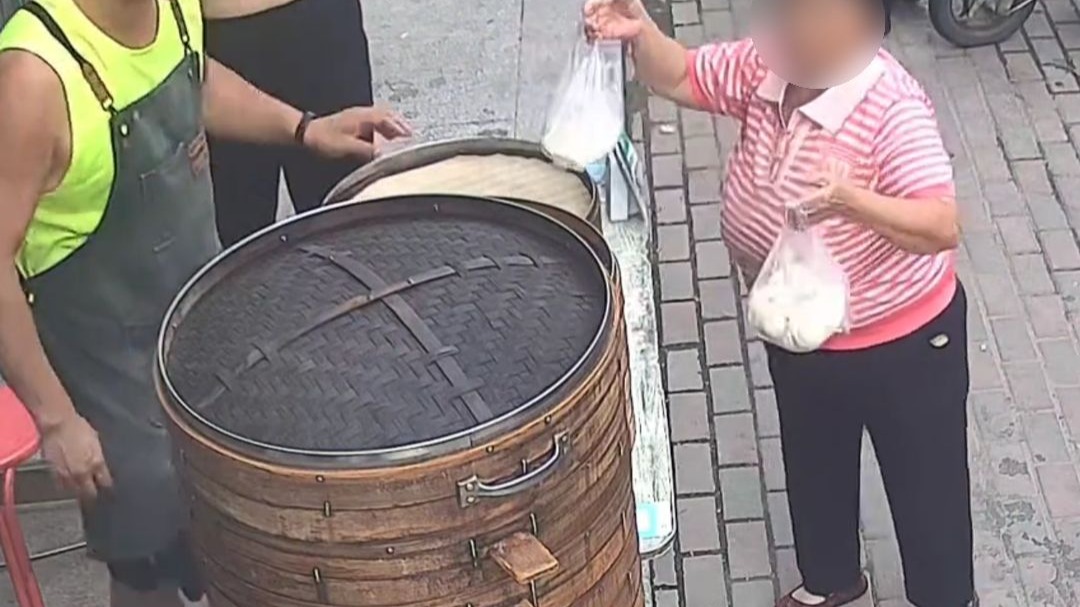 诚信！大姨忘带钱找老板赊8个包子，隔天下着雨专门跑来付钱