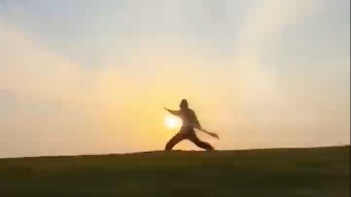 小伙斜阳下舞刀，动作行云流水，谁的武侠DNA动了
