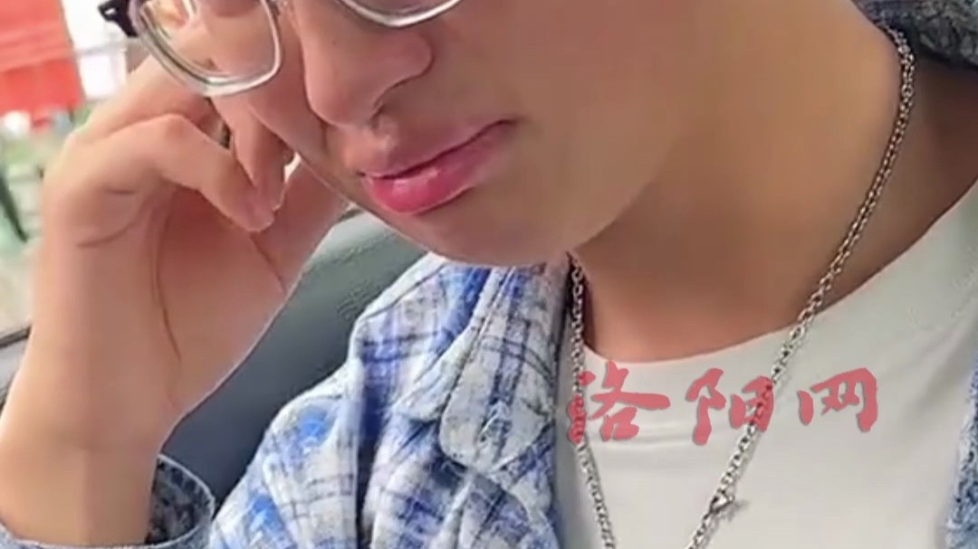 送闺女上大学第一天，一家四口集体破防车上爆哭，“弟弟嗷嗷哭，爸