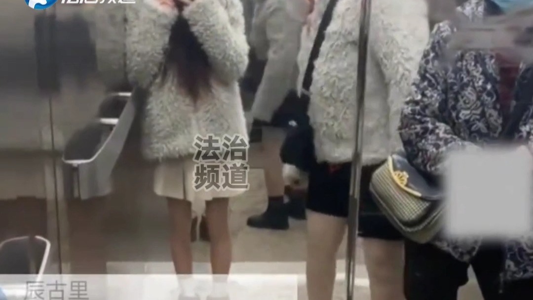 女子正在电梯里自拍进来的大妈穿着同款网友：大妈还挺潮的