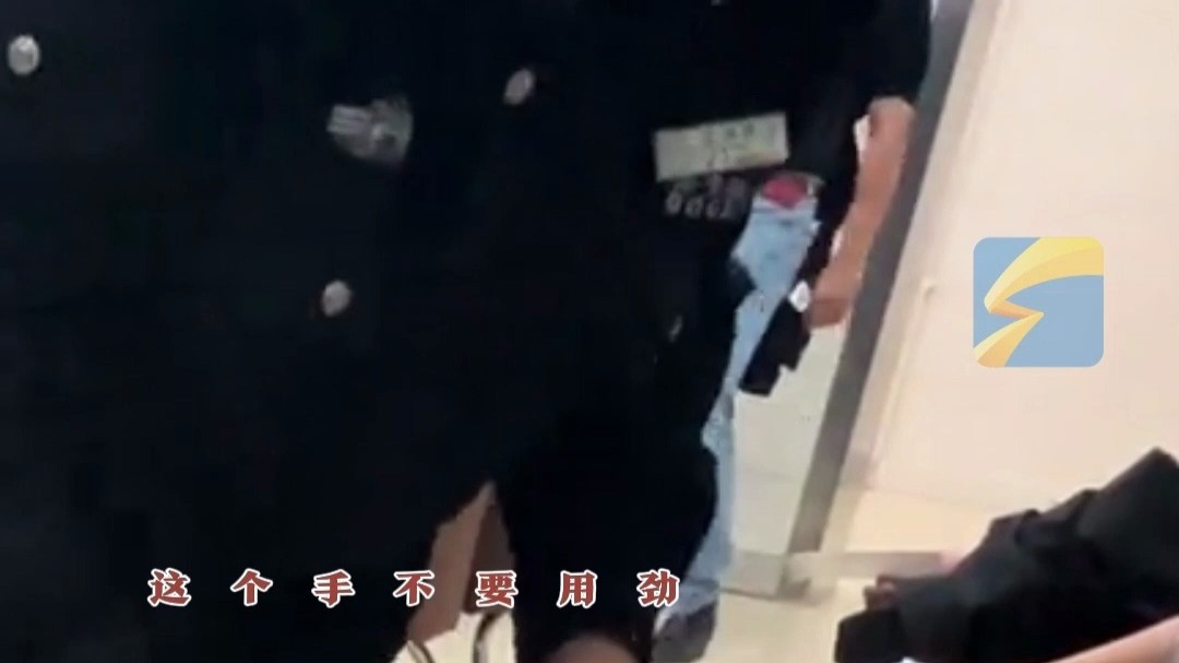 小伙独自去医院验血单手不方便 遇热心保安帮忙收单据 叠衣服