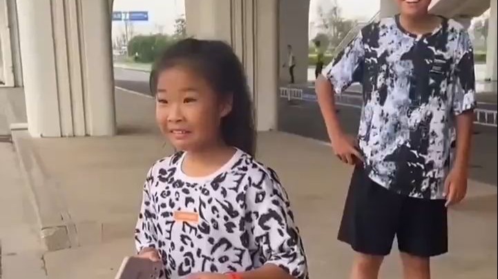 爸爸外出务工半年未归，突然回家给孩子们一个惊喜