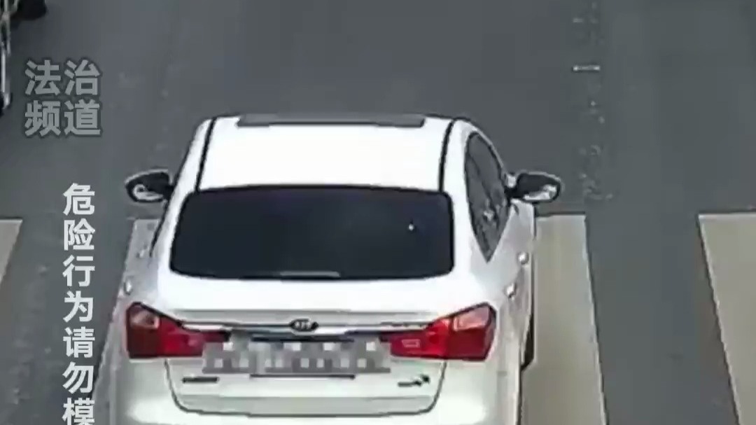 司机开车走神撞上隔离墩 轿车随即腾空飞起翻车