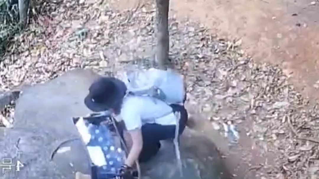 少年“厨神”！重庆一中学远足野炊，两位同学现惊人厨艺，手心切土