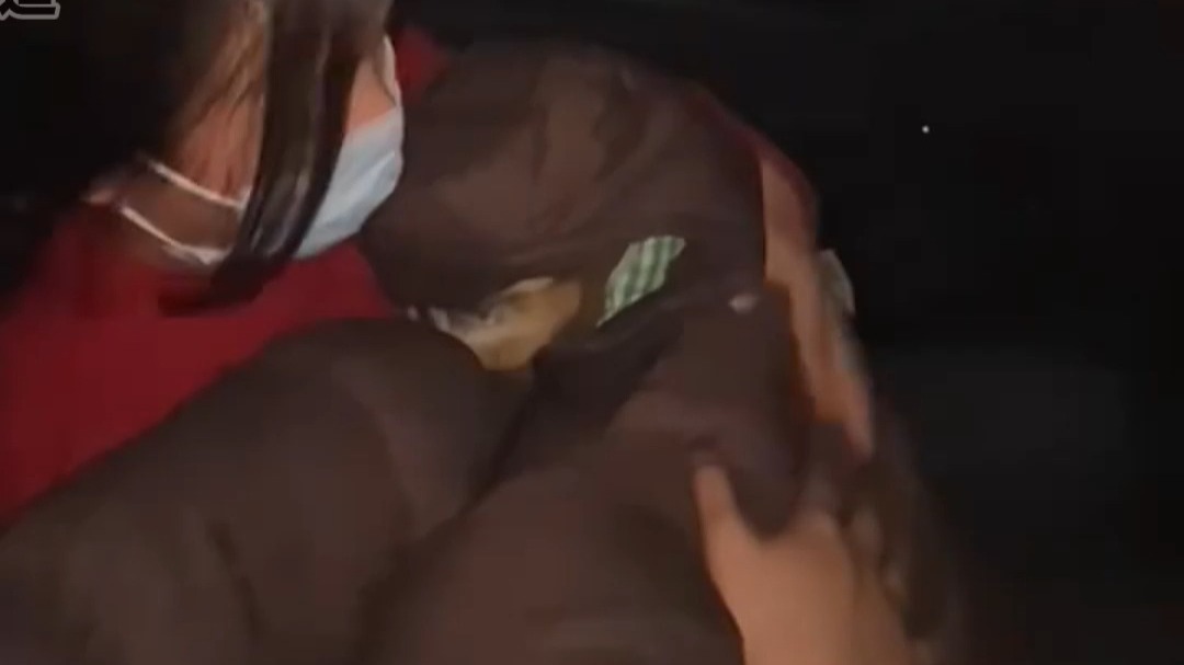 女子半夜打车 将狗裹成孩子模样 网友：孩子眼里有光