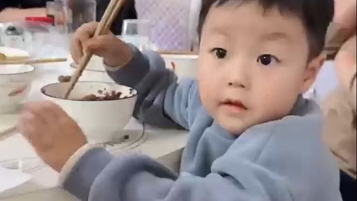 姑姑开玩笑说跟妈妈不是一个姓，所以不是一家人，小孩哥的回复亮
