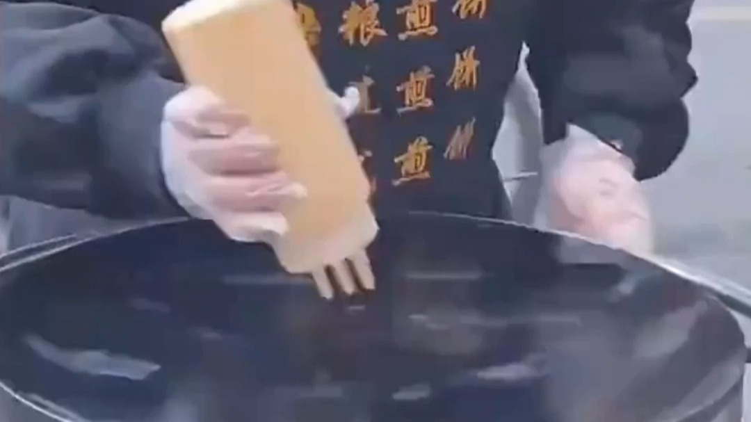 大爷做花式煎饼 图案成型非常好看 网友：这不就有食欲了