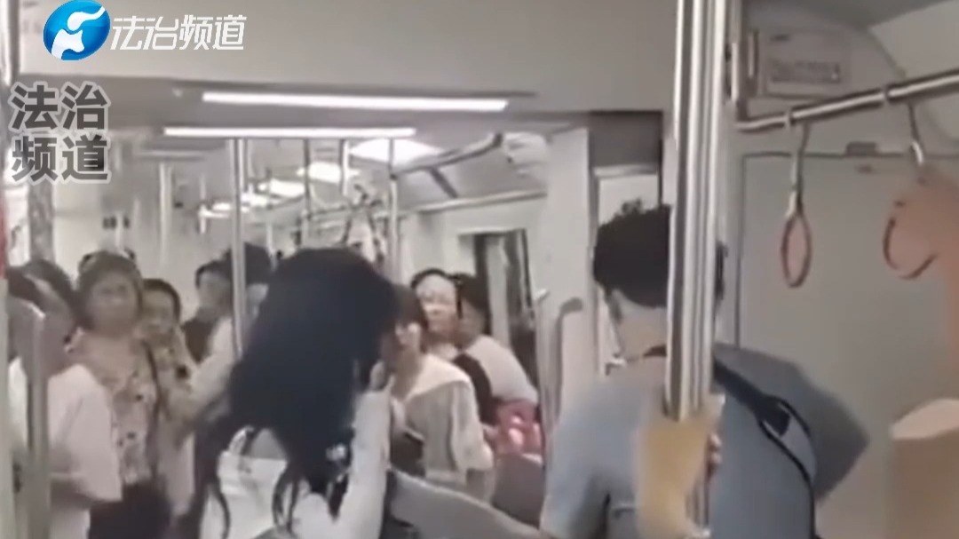 阿姨认为女孩在偷拍她儿子 用水壶将女孩的头打破