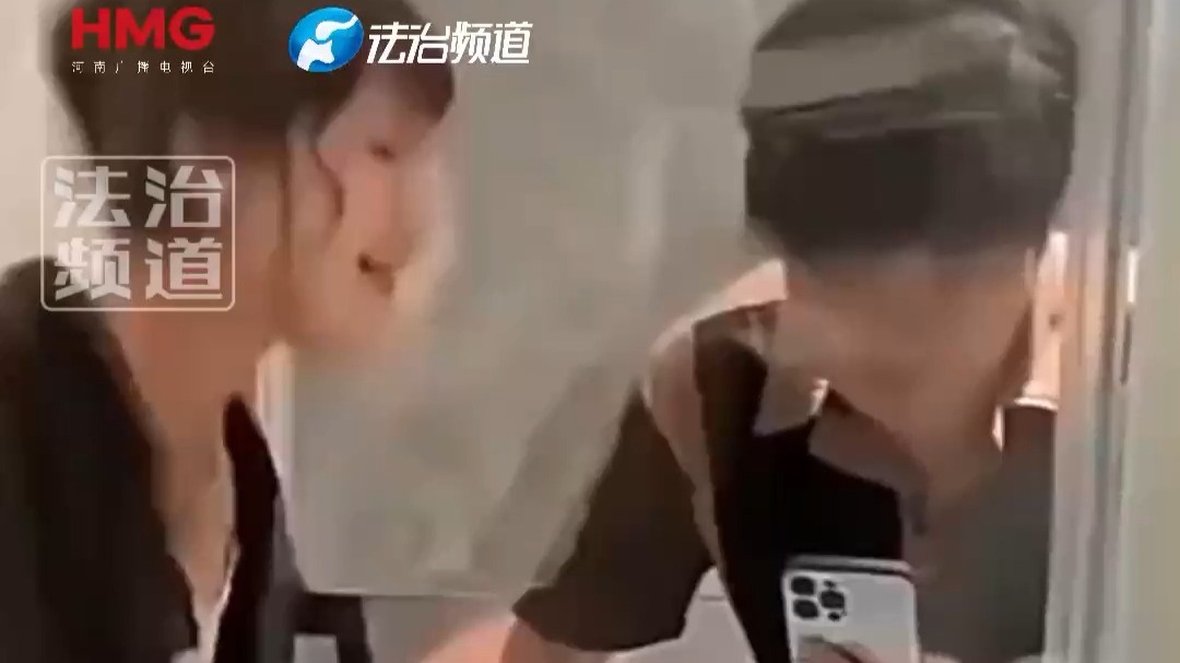 丈夫查看妻子的手机 妻子在门外“反应激烈”