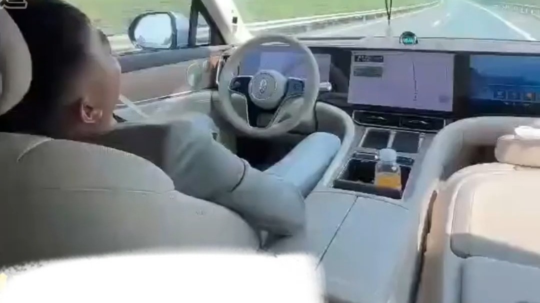 男子开车带小孩子 却直接开启智能驾驶睡觉 网友：心真大