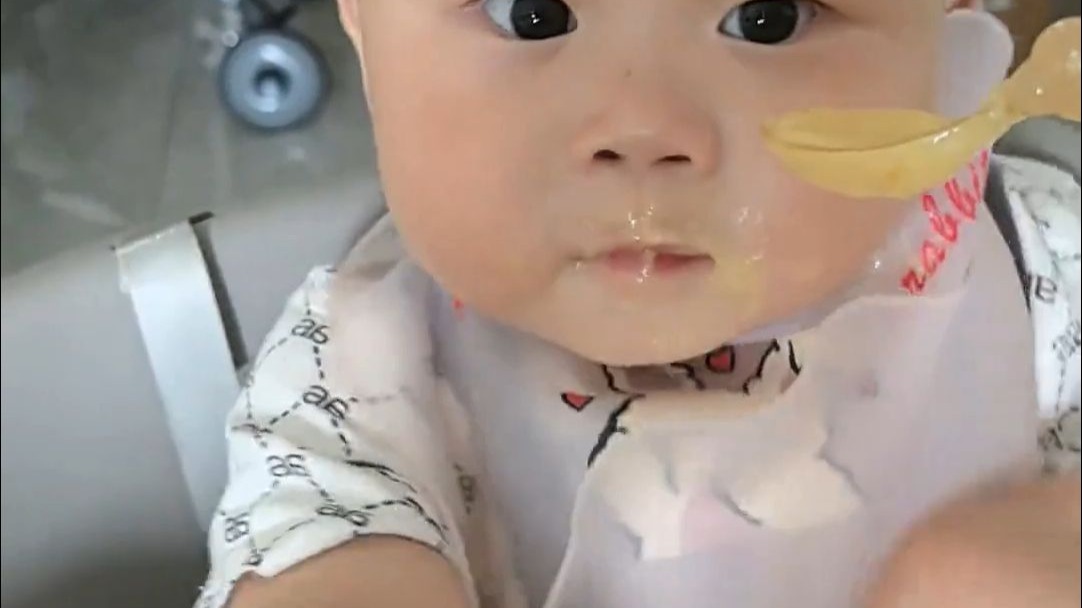 宝宝不吃辅食猛拍桌子，妈妈：不吃就不吃呗 还急眼了！