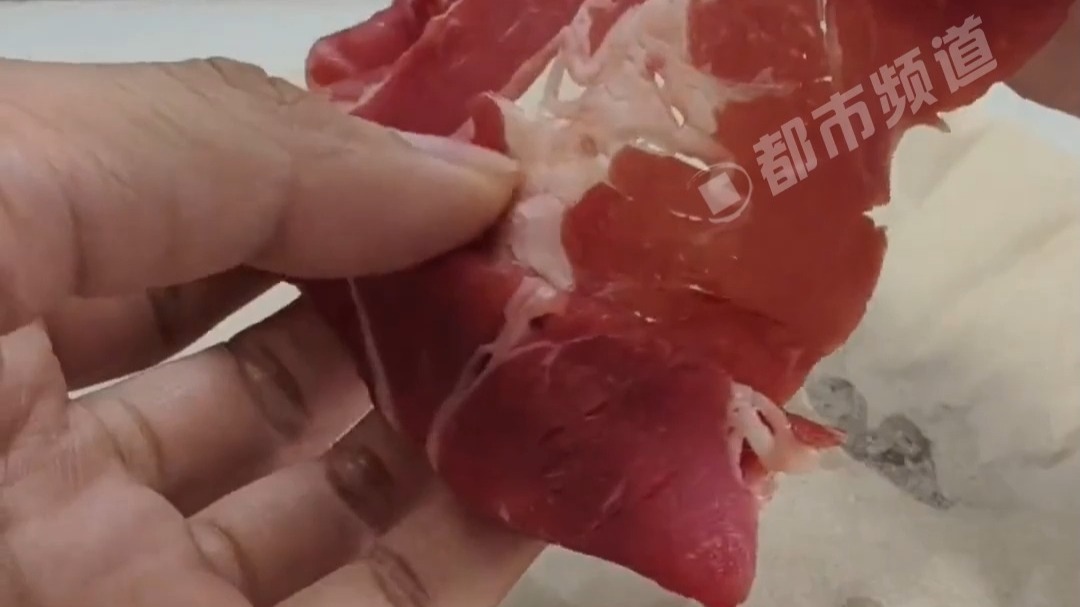 牛肉卷放在微波炉高火，两分钟就变成了牛脆脆，嘎嘣脆超级香