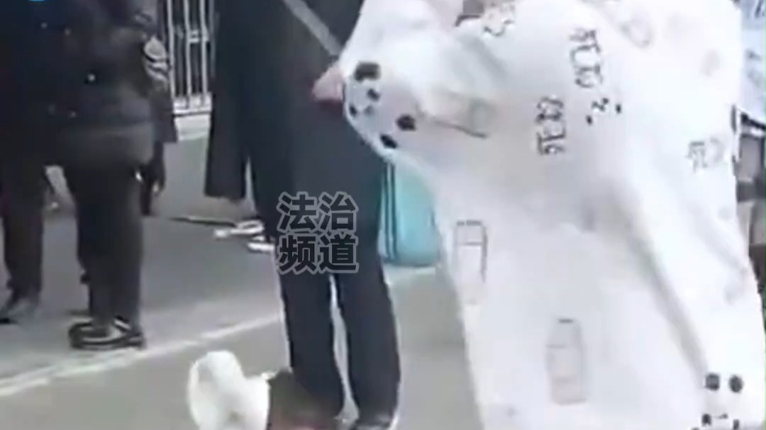 漫展惊现“发胶袭击”！  熊孩子喷女生眼睛引冲突  现场冲突视