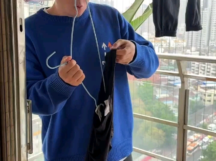 当我用教的方式来跟他沟通时，我们就会形成一种上下级的关系，接