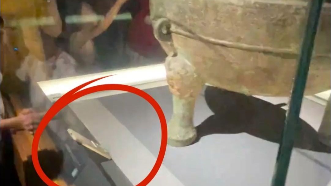 人怎么能闯这么大的祸，谁把手机落在博物馆了？