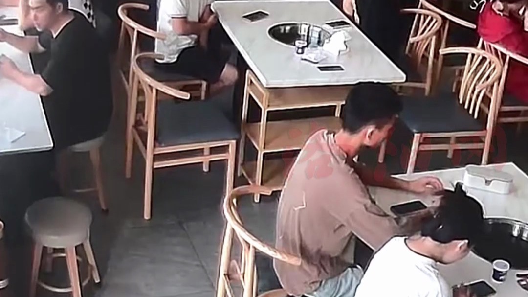 女店主睡过头被顾客叫起床， 到店之后被顾客行“注目礼”，“和