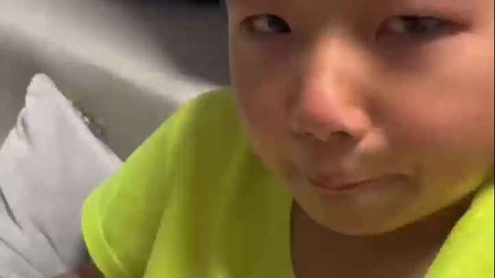 十年婚姻走到尽头，妈妈哭着问弟弟，“你愿意跟着爸爸吗”