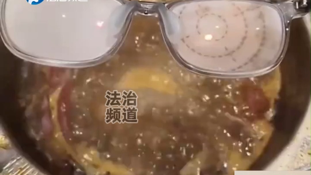 女生吃火锅时发现一个奇特现象 眼镜片在水蒸气的作用下出现