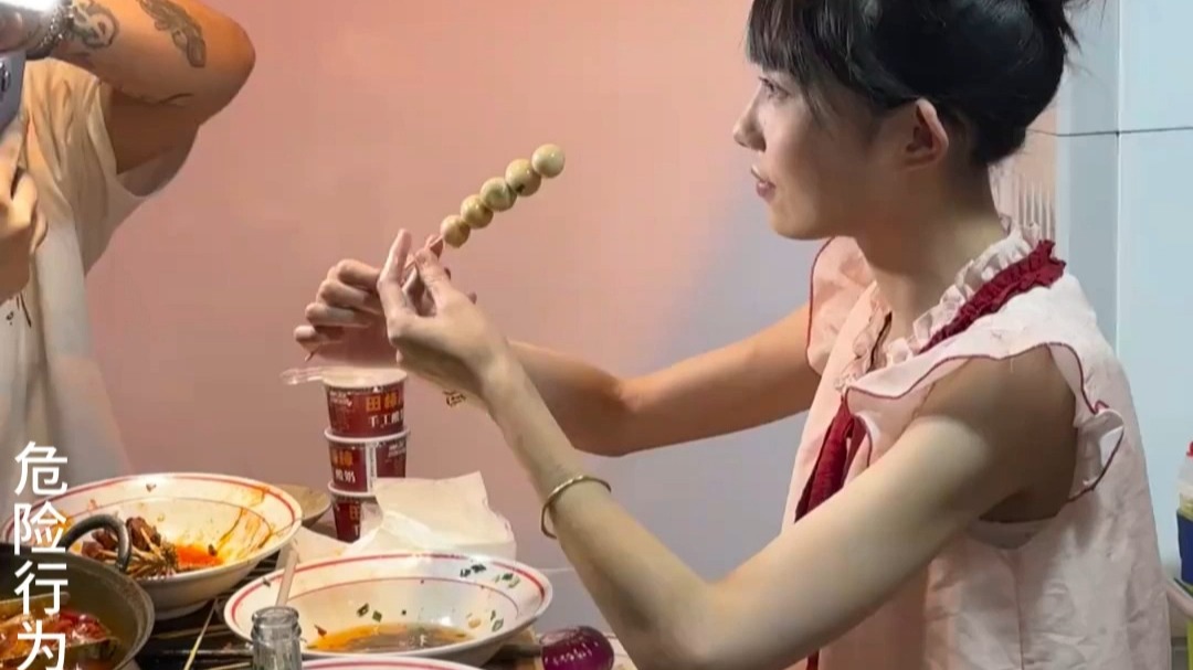 网络吃播表演绝活，一口吞掉一整串的丸子
