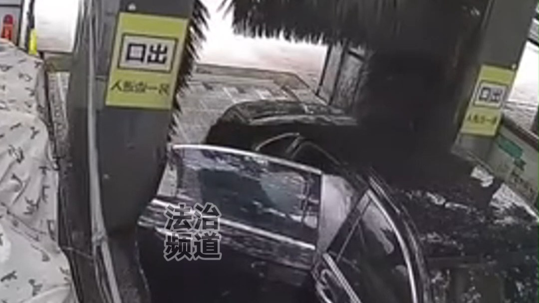 男子洗车机上开门 结果下一秒悲剧了 网友：今天出门没带脑子