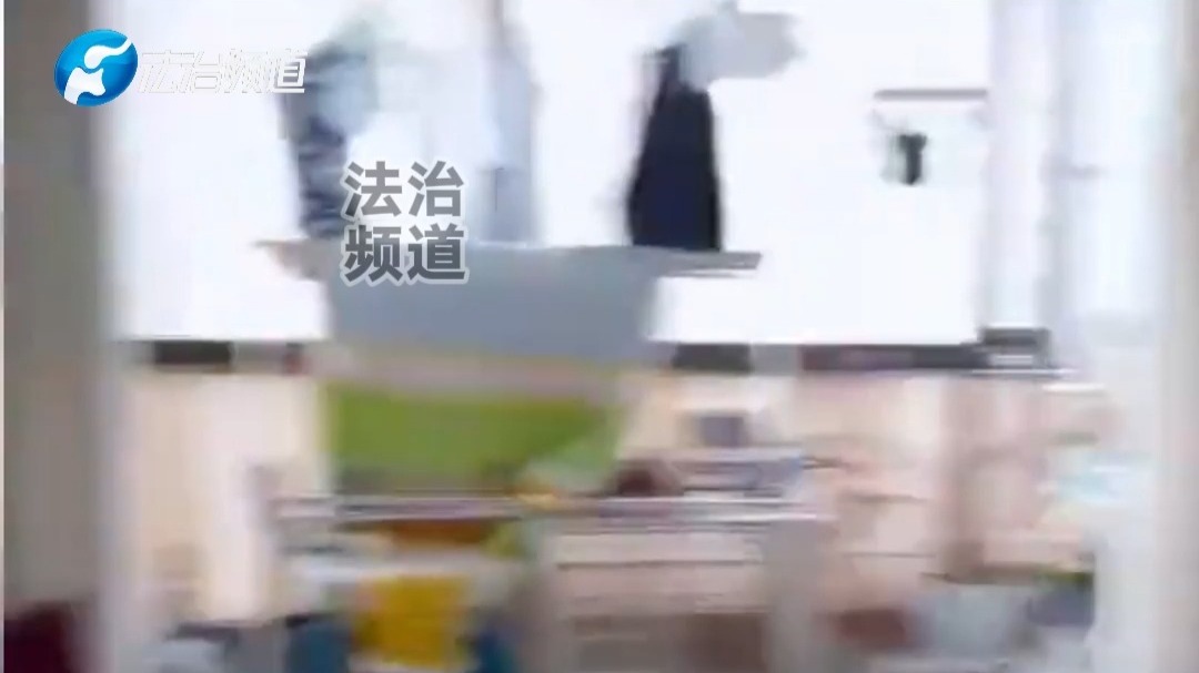 夫妻俩闹矛盾吵架 丈夫暴怒拆家吓坏孩子