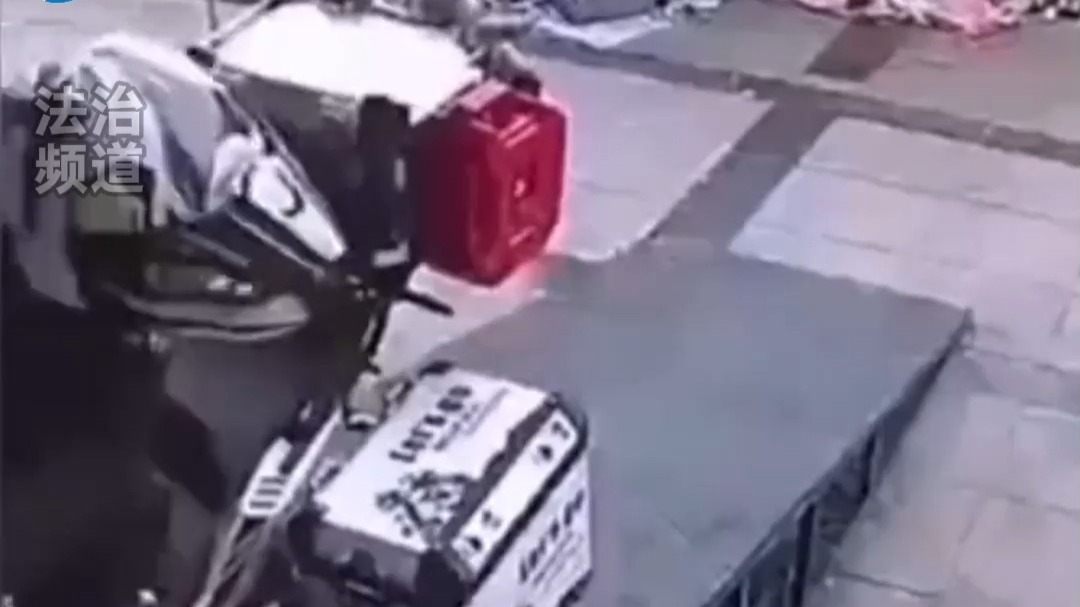 网友骑摩托“倒车”下坡 最后竟然翻车