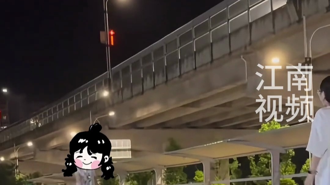 8月17日（报道）福建，俩女孩打羽毛球，丢起瞬间被路过蝙蝠空中截胡 