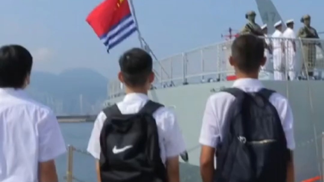 帅气的军礼中充满自豪！三名中国香港中学生在军舰离港前，向海军