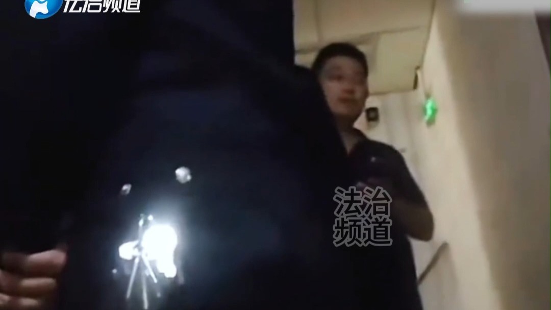 下单面霜后申请仅退款，商家带着警察直接上门找女子对峙