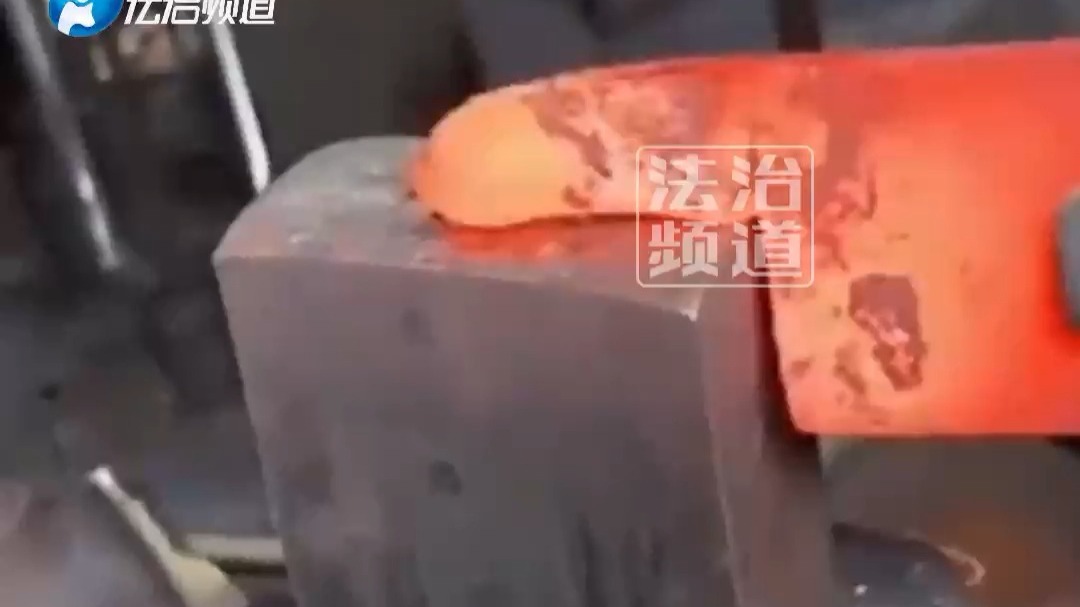 手艺人展示菜刀锻造过程 先捶打刀柄再击打刀身 (钧)