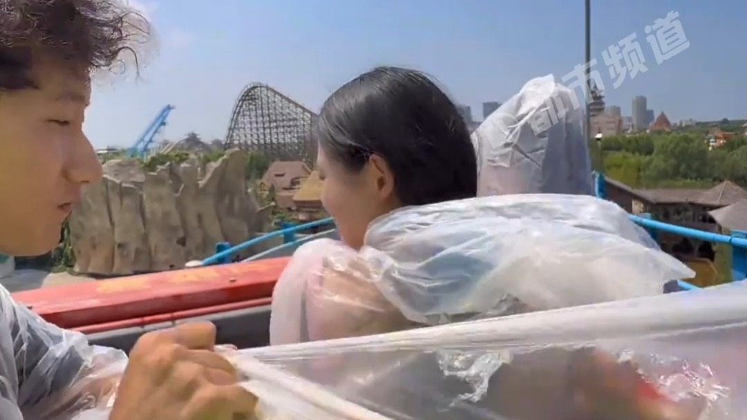玩激流勇进被朋友“偷袭”，记住了一定要买质量好一点的雨衣