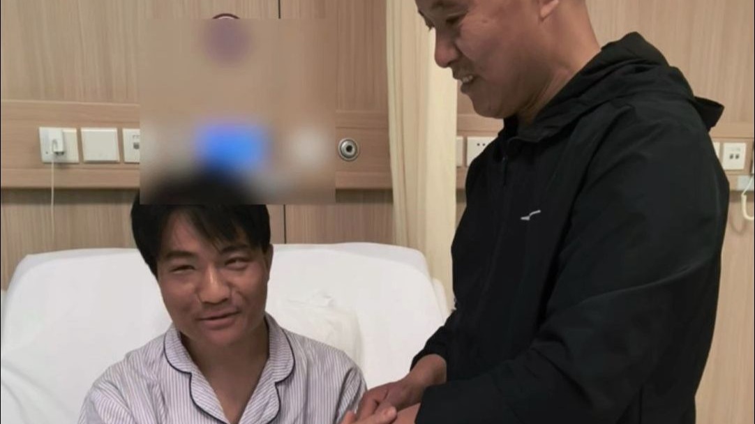 苏伢子今日在北京顺利完成眼睛手术，小米奇爸爸前来探望叮嘱