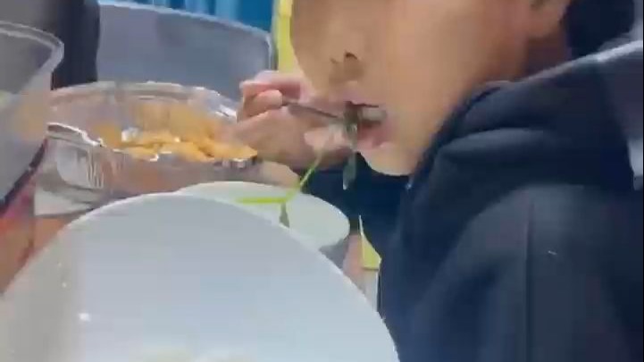 儿子在学校的赚钱方式，给三个女生打工