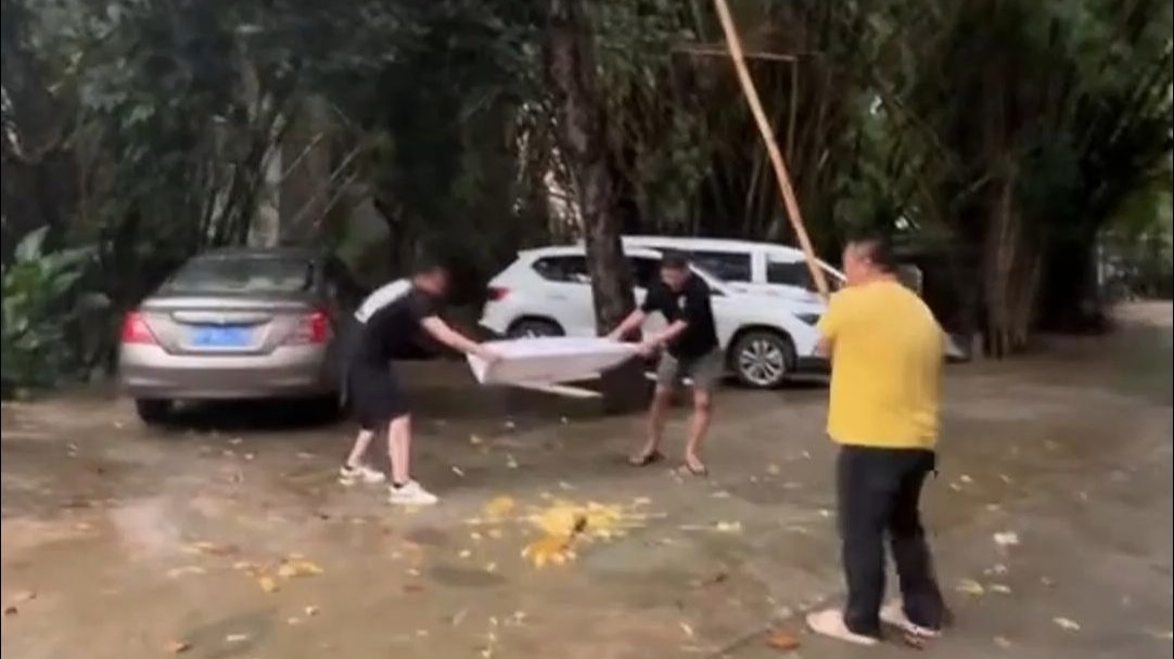 接榴莲三个人瞄准半天，结果还是……