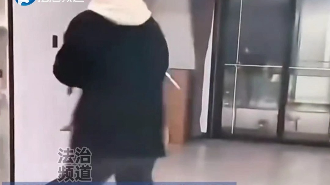 小伙抱着狗转了几圈狗子直接头晕了网友：狗狗平衡性挺弱啊