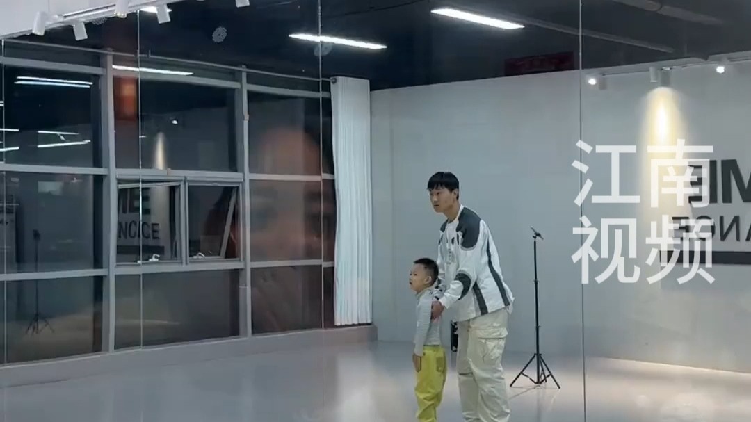近日（发布）山东，老师手把手教男孩跳街舞，没想到一撒手天塌了。网