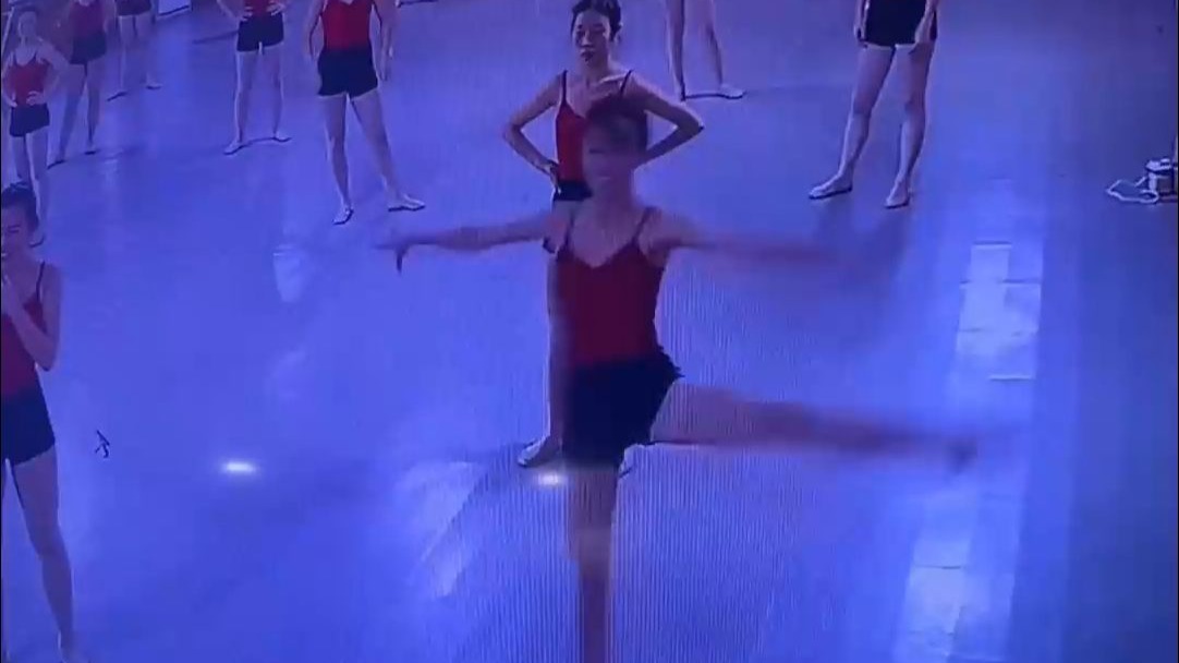 舞蹈生姑娘连续转圈震惊同学 大家没有嫉妒只有对绝对实力的