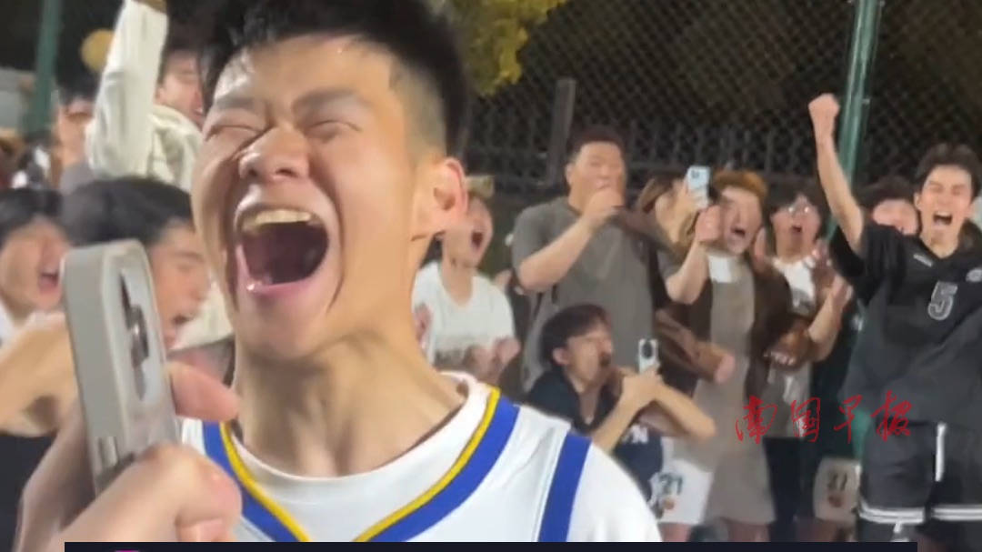 数百名同学陪脑瘫男孩打篮球，投篮进球后全场为他欢呼！