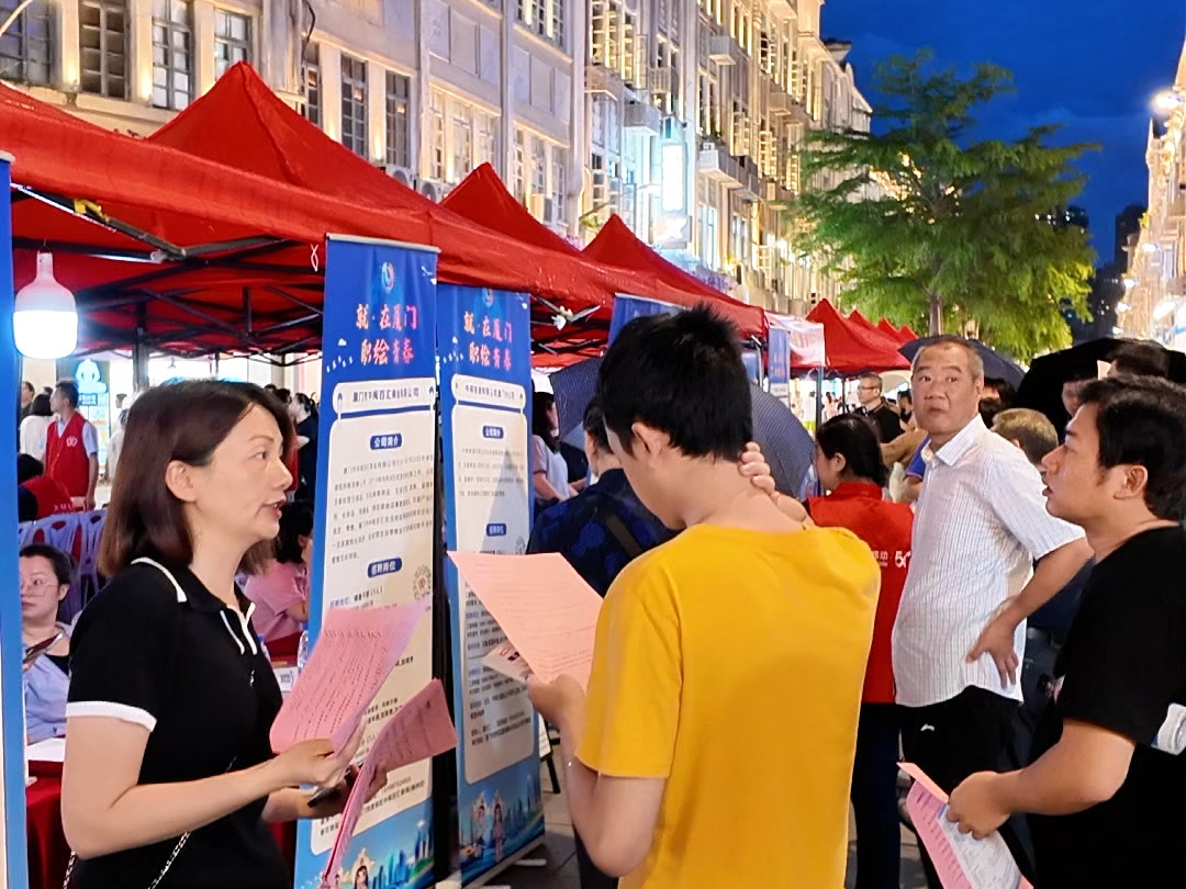 8月19日晚，“百日千万招聘专项行动”暨高校毕业生夜市专场招