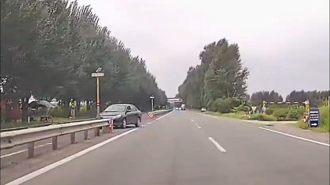 短短几秒心揪起来两次，行车记录仪拍下惊险瞬间